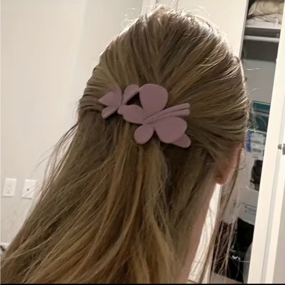 Frosted Butterfly Hair Clip Matte Lilac Color Boho Barrettes Boutique NWT - Picture 6 of 7